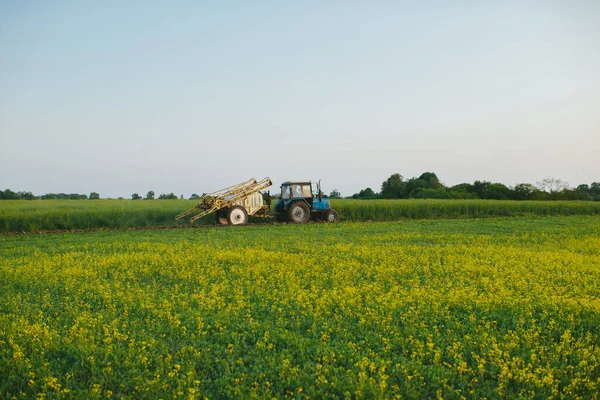 Ein Traktor Mit Gezogener Spritze Auf Dem Feld Ein Landwirt — Stockfoto