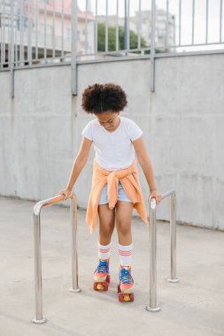 Patenli Afro-Amerikalı genç kız dışarıda eğleniyor..