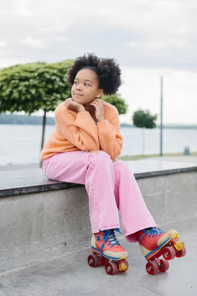 Cute Młoda Afroamerykanka Dziewczyna Rolkach Świeżym Powietrzu — Zdjęcie stockowe
