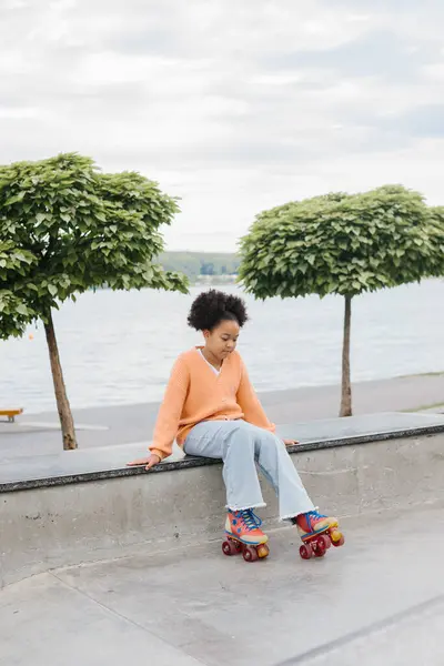 Roztomilé Mladé Černošky Americká Dívka Kolečkových Bruslích Venku — Stock fotografie