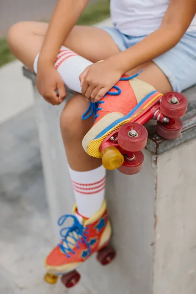 ヴィンテージのローラーのスケートで女性の足 ホワイトクワッド ローラー スケート アウトドア — ストック写真