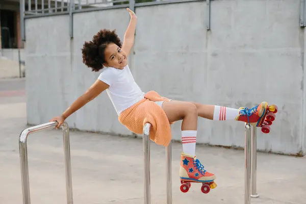 穿着溜冰鞋的非洲裔美国女孩在户外玩得很开心 女孩看着摄像机笑了 — 图库照片