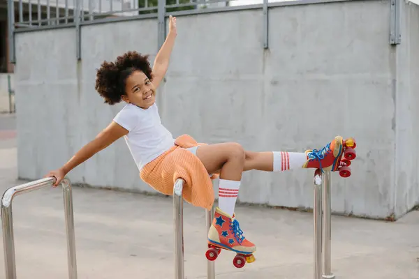 Afroamerykańska Młoda Dziewczyna Wrotkach Bawiąca Się Świeżym Powietrzu Dziewczyna Uśmiecha — Zdjęcie stockowe