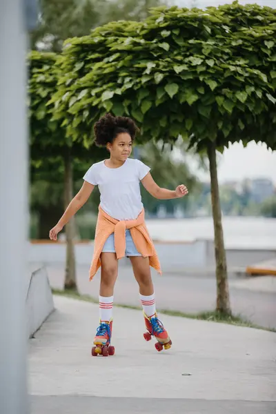 非洲裔美国女孩在户外溜冰 儿童在溜冰鞋上玩耍 — 图库照片