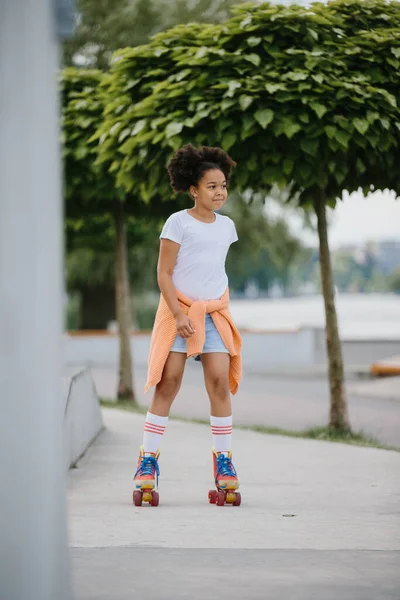 非洲裔美国女孩在户外溜冰 儿童在溜冰鞋上玩耍 — 图库照片