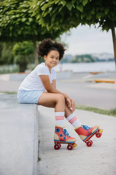 Roztomilé Afro Americká Dívka Bruslař Sedí Městském Parku Usmívá — Stock fotografie