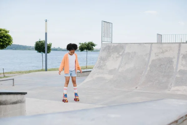可爱的非洲裔美国小女孩骑在夏季公园的轮滑 孩子们在公园里享受户外运动 小女孩在路上玩旱冰 户外运动学习概念 — 图库照片