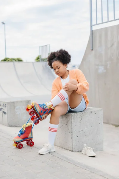 一个少女滑冰后脱下了她的溜冰鞋 周末在滑雪场玩得开心的非裔美国女孩 — 图库照片