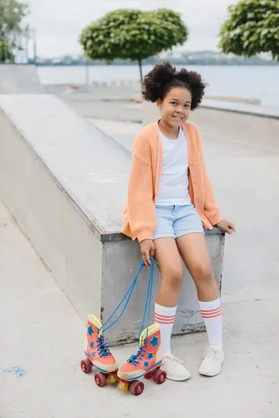 Roztomilé Afro Americká Dívka Odpočívá Kolečkových Bruslích Skate Parku — Stock fotografie