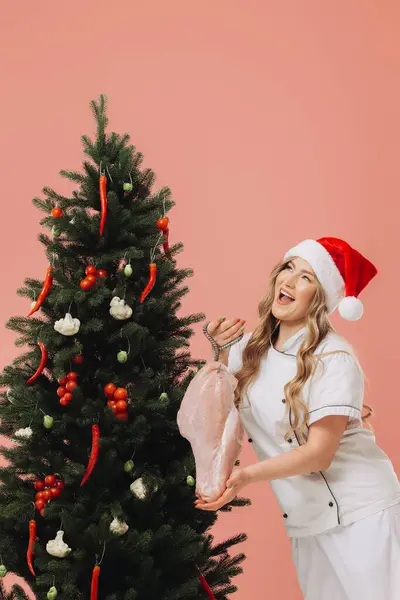 Pojem Vaření Vánoční Svátky Krásná Blondýnka Kuchař Klobouku Santa Představuje — Stock fotografie