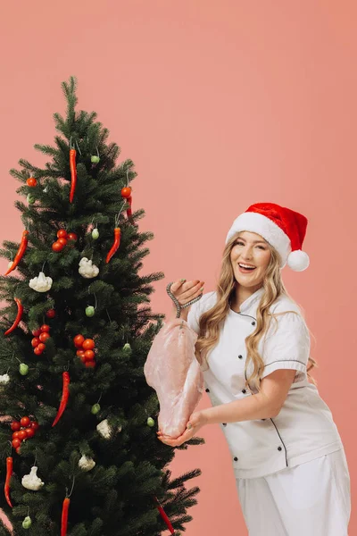 Concepto Cocina Vacaciones Navidad Una Hermosa Cocinera Rubia Sombrero Santa — Foto de Stock