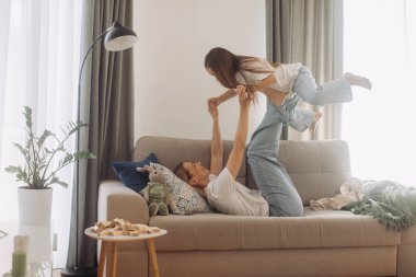 Çocukluk aile kavramına bayılırım. Güzel anne ve çocuğu evde birlikte oynuyorlar.