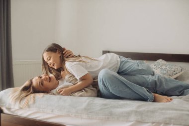 Çocukluk aile kavramına bayılırım. Güzel anne ve çocuğu evde birlikte oynuyorlar.