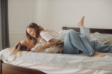 Çocukluk aile kavramına bayılırım. Güzel anne ve çocuğu evde birlikte oynuyorlar.