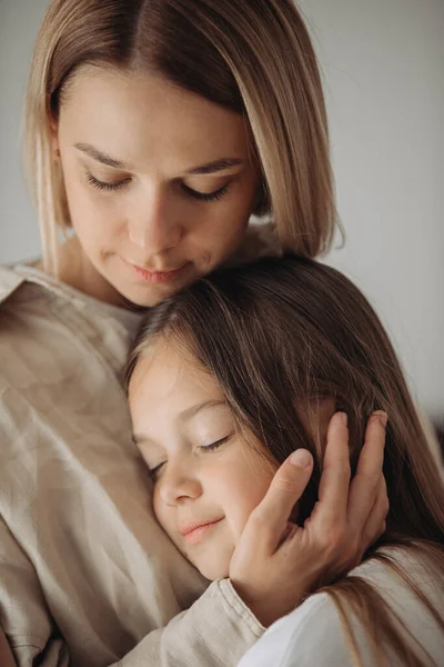 Festa Della Mamma Una Figlioletta Abbraccia Amorevolmente Sua Madre — Foto Stock