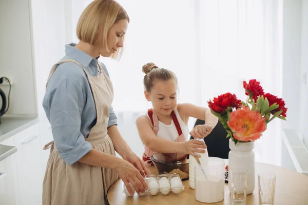 Young Beautiful Mother Teaches Her Little Daughter How Make Pancake — Stock Photo, Image