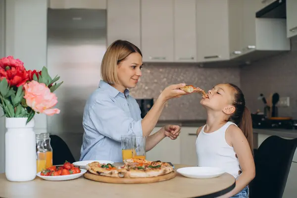 Mom Daughter Eating Delicious Pizza Kitchen — Stock Photo, Image