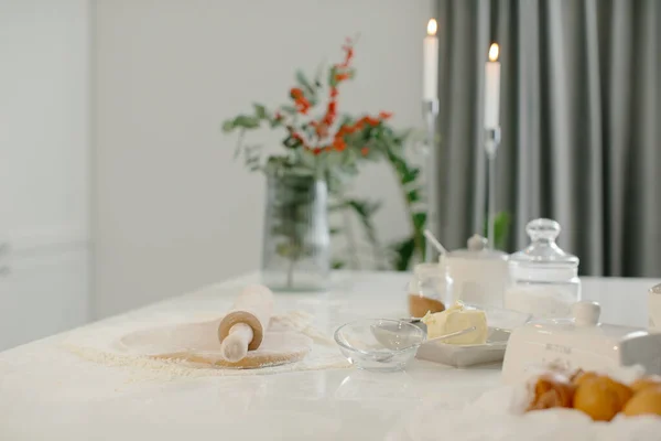 Mesa Cocina Con Ingredientes Para Hornear Galletas Decoraciones Navideñas — Foto de Stock