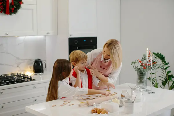 Ευτυχισμένη Μητέρα Παιδιά Που Κόβει Διαφορετικά Σχήματα Μπισκότων Στην Κουζίνα — Φωτογραφία Αρχείου