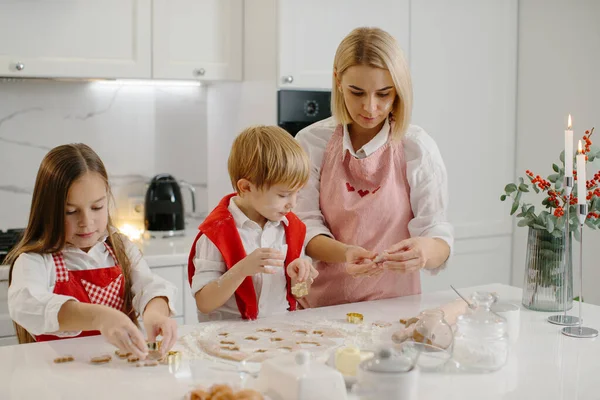 Young Mother Her Children Prepare Christmas Cookies Using Cookie Cutters — Stock Photo, Image
