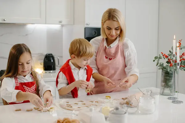 Uma Jovem Mãe Seus Filhos Preparam Biscoitos Natal Usando Cortadores — Fotografia de Stock