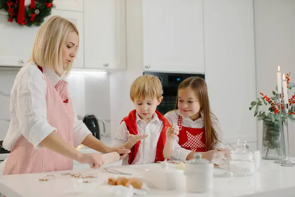 Matka Svými Roztomilými Malými Dětmi Dělat Vánoční Sušenky Kuchyni — Stock fotografie