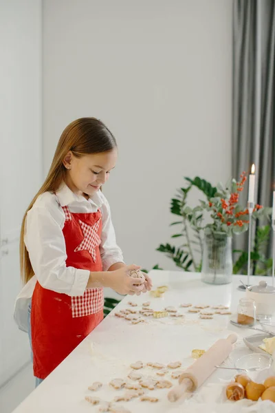 Ένα Κοριτσάκι Φτιάχνει Χριστουγεννιάτικα Μπισκότα Στην Κουζίνα — Φωτογραφία Αρχείου