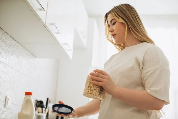 Young Smiling Woman Kitchen Making Breakfast Cereal Milk — Stock Photo, Image