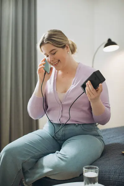 Ung Kvinna Laddar Sin Telefon Med Power Bank När Hon — Stockfoto