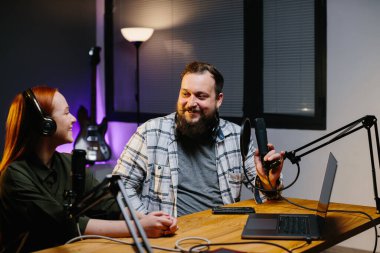 Çevrimiçi blogcular stüdyoda yeni bir podcast bölümü kaydediyor. Bir adam ve bir kız stüdyoda sosyal ağların akışı sırasında ya da radyo yayınında..