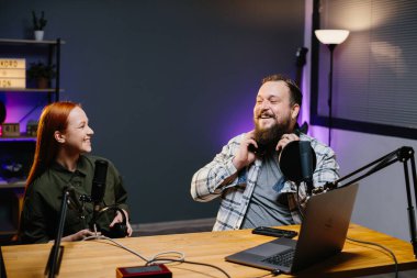 Çevrimiçi blogcular stüdyoda yeni bir podcast bölümü kaydediyor. Bir adam ve bir kız stüdyoda sosyal ağların akışı sırasında ya da radyo yayınında..