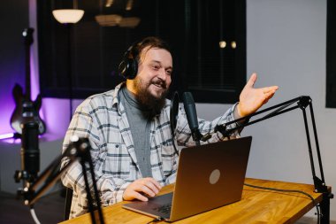Bir internet blogcusu akarsu sırasında mikrofona konuşuyor. Radyo sunucusu yayın sırasında stüdyoda..