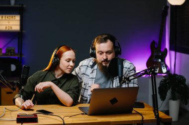 Ev stüdyosunda canlı yayın yapan iki blogcu. Röportaj veya podcast kaydet.