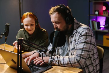 Radyo sunucusu stüdyo konuğuna dinleyicilerin sorularını okur. Çevrimiçi ortam kavramı.