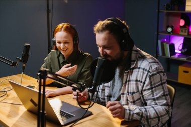 Radyo sunucusu stüdyo konuğuna dinleyicilerin sorularını okur. Çevrimiçi ortam kavramı.