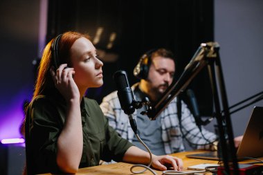 Sunucuları veya Yöneticiler - erkek ve kadın - show radyo için ev sahipliği radyo istasyonunda Studio live