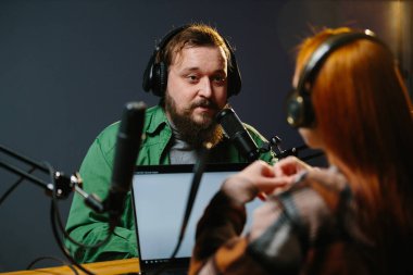 Radyo sunucuları canlı bağlantı kuruyor. Sunucu ve misafiri yayın sırasında sohbet ediyorlar..