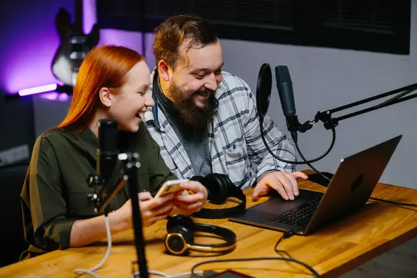 Yayın sırasında internet sunucuları ya da radyo sunucuları. Yorumları okuyup mikrofona konuşuyorlar..