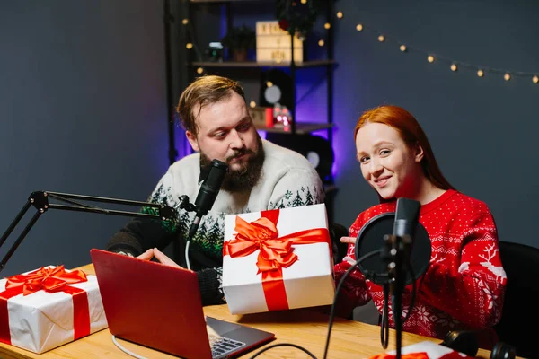 Jul Ström Eller Video Blogg Glada Presentatörer Semesterkläder Lotteri Bort — Stockfoto