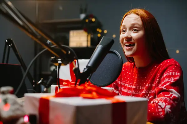 Vánoční Rozhlasové Vysílání Dívka Moderátorka Mluví Mikrofonu — Stock fotografie