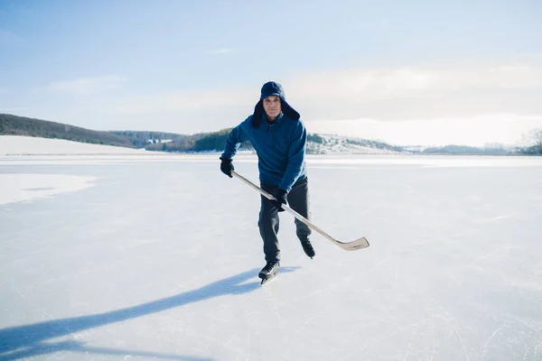 Starszy Człowiek Kijem Hokejowym Jeżdżący Zimą Lodzie Patrzę Kamerę — Zdjęcie stockowe