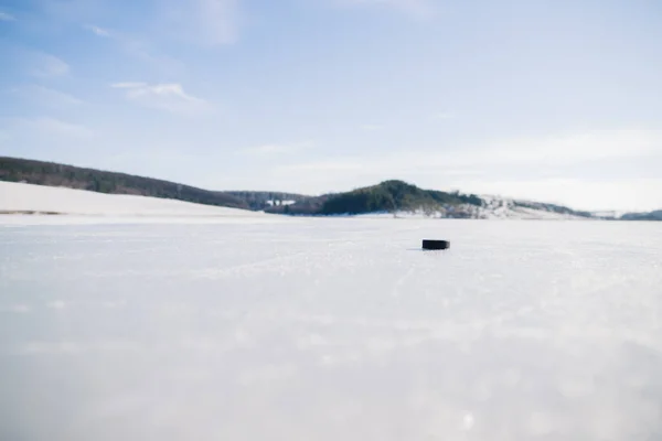 Kış Mevsiminde Buz Tutmuş Bir Gölde Hokey Diski — Stok fotoğraf