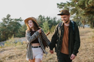 Birbirine aşık çiftler, el ele tutuşuyorlar, dağ yolunda yürürken yürüyorlar..