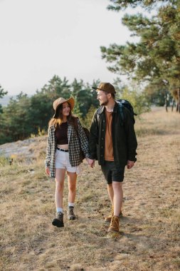 Birbirine aşık çiftler, el ele tutuşuyorlar, dağ yolunda yürürken yürüyorlar..