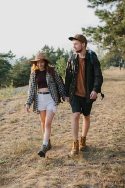 Birbirine aşık çiftler, el ele tutuşuyorlar, dağ yolunda yürürken yürüyorlar..