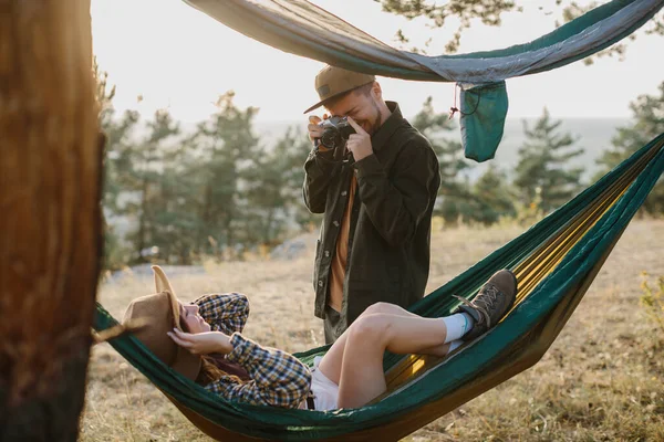 Paar Das Spaß Hat Sich Hängematten Freien Entspannen Ein Mann — Stockfoto