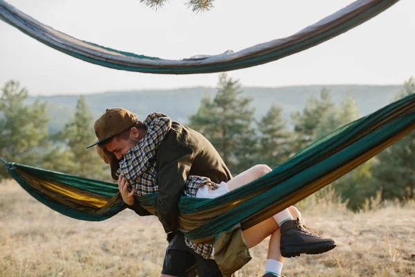 Verliebtes Paar Hat Spaß Der Natur — Stockfoto