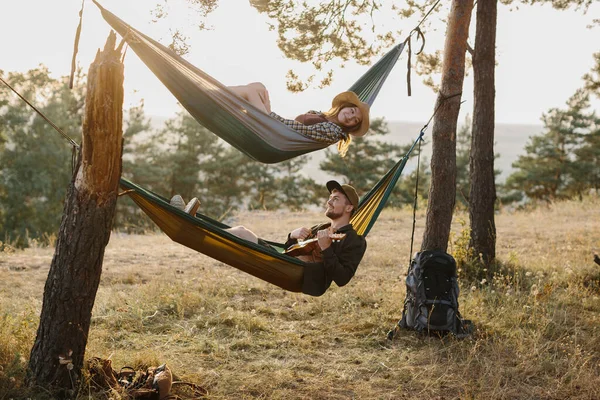 Ein Mann Und Ein Mädchen Entspannen Sich Bei Sonnenuntergang Hängematten — Stockfoto
