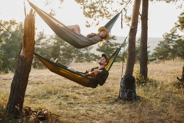 Ein Mann Und Ein Mädchen Entspannen Sich Bei Sonnenuntergang Hängematten — Stockfoto