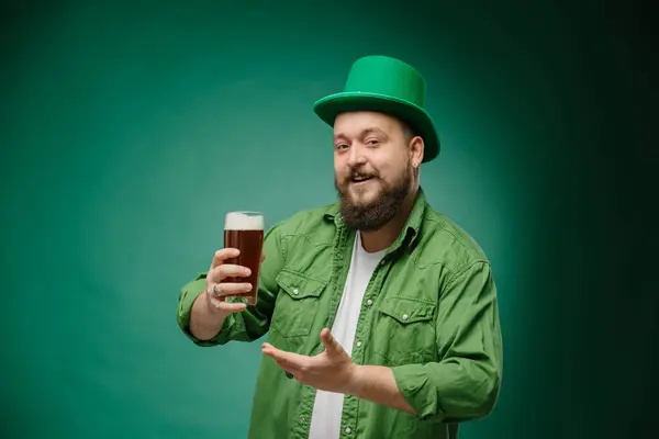 Bärtiger Emotionaler Mann Mit Bier Auf Dunkelgrünem Hintergrund Patrick Day — Stockfoto